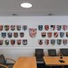 Wappen der Landkreisgemeinden im Sitzungssaal des Landratsamts in Günzburg. Überall in den Gemeinden, für die die Wappen stehen, wird teils mit großer Leidenschaft Politik gemacht.  