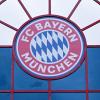 Das Logo von Bayern München ist am Vereinsgelände zu sehen.