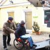 Christian Lugauer nutzt den Rollstuhlcaddy, hier mit dem Fahrer Peter Lankes vom Meringer Bürgernetz.
