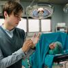 Jonas Fleischauer (Tom Gronau) verschafft sich Zutritt zum Operationssaal, in dem die junge Frau Larissa Böhler (Paraschiva Dragus) auf einen Schwangerschaftsabbruch wartet.