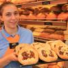 Frisch ausgelernt: Carina Freundl aus Aichach hat als Bäckereifachverkäuferin ihren Traumberuf gefunden. Frühes Aufstehen macht ihr nichts aus.
