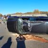 Ein Anhänger, der mit einem Auto beladen war, hat sich am Donnerstagnachmittag auf der A7 bei Altenstadt vom Zugfahrzeug gelöst und ist umgekippt. 