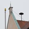 Eine Feuerwehrsirene auf dem Dach eines Hauses am Aichacher Stadtplatz. Im Landkreis Aichach-Friedberg heulen die Sirenen nur, wenn es brennt.