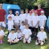 Fröhliche Gesichter gab es beim Ferienauftakt im Oettinger Tenniscamp mit den Betreuern Markus Ott, Jan Vitkovsky und Martin Langenbucher (von links in den dunkelroten Shirts).  	Foto: Jan Vitkovsky