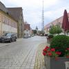 Der Pöttmeser Marktplatz (im Bild der Blick in Richtung Oberes Tor) soll eine Aufwertung erfahren. Dort soll ein ehemaliger Getreidestadel umgestaltet werden. 