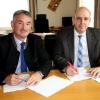 Tapfheims Bürgermeister Karl Malz (links) und Telekom-Vertreter Thilo Kurtz unterzeichneten den Vertrag für schnelles Internet. 	