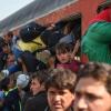 Bahnhof Gevgelija in Mazedonien: Diese Flüchtlinge haben Griechenland schon hinter sich gelassen, das nächste Ziel heißt Serbien. Der wartende Zug ist überfüllt.