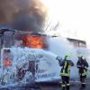 Ein Reisebus ist am Nachmittag auf der A 8 bei Jettingen-Scheppach komplett ausgebrannt. 