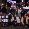 Israelis protestieren in Tel Aviv.