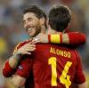 Sergio Ramos (li) freut sich mit dem zweichen Torschützen Xabi Alonso über den 2:0-Erfolg der Spanier im EM-Viertelfinale gegen Frankreich.