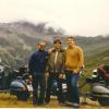 Dem Regen entfliehen: Drei Freunde rollern 1982 über das Penser Joch nach Italien.