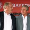 Bayern-Präsident Uli Hoeneß (l) will erneut Jupp Heynckes als Trainer verpflichten. 
