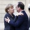 Bundeskanzlerin Angela Merkel wird vom französischen Staatspräsidenten Hollande begrüßt. Am Nachmittag nimmt Merkel am Gedenkmarsch für die Opfer der Terroranschläge teil.