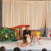 Cecilia De La Jara und Michael Gleich kamen zur Premiere von "BärOhneArm" in die Grundschule nach Kutzenhausen. Das Stück soll in den kommenden vier Jahren an allen Grundschulen des Landkreises aufgeführt werden.