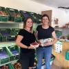 Sie verkaufen Lebensmittel in Bio-Qualität: Mirjam Schaich (links) und Stephanie Marquart kümmern sich liebevoll um ihren Bio-Hofladen am Bestihof und freuen sich auf ihre Kunden.  	