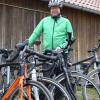 Während Jürgen Rest täglich mit einem seiner beiden ganz gewöhnlichen Trekking-Fahrräder (hinten) zur Arbeit radelt, macht er sich in seiner Freizeit gerne mit einem der beiden professionellen Rennräder (vorne) auf den Weg. 	 	