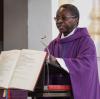 Pfarrer Olivier Ndjimbi-Tshiende wurde beleidigt und bedroht. Deshalb trat er in seiner Gemeinde Zorneding zurück. (Archivbild)