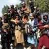 Schwer bewaffnete Taliban-Kämpfer machen zur Feier ihrer Machtübernahme in Kabul ein Gruppenfoto.  
