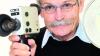 Arno Wehrmann mit seiner alten Kamera. Jahrzehntelang filmte der Bergheimer begeistert. In der DVD-Reihe "So war das" sind einige seiner Aufnahmen zu sehen. Foto: Alexander Kaya