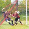 Da konnte sich Herbertshofens Patrick Liepert (rechts) gegen Gegner (links Manuel Wieser) und Ball stemmen: Beide folgen sie mit dem Ball in den Herbertshoferner Kasten zum 1:1.  