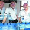 Vorsitzender Helmut Rigling (Mitte), 2. Vorsitzender Dieter Reinhold (links) und Mitglied Willi Schwarz (rechts) suchen nach einem neuen Raum für die Fortsetzung der Aquarienbörse.  	