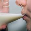 Milch enthält viele Vitamine und Kalzium. Unbedenklich ist jedoch nur der Verzehr pasteurisierter Milch und H-Milch. Rohmilch kann mit gefährlichen Krankheitserregern belastet sein.