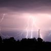 Ostallgäu: mehrere Blitze gegen nebeneinander nieder. Das Bild ist mittels Langzeitbelichtung entstanden