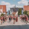 Fast hundert Vereine und neun Musikkapellen marschierten bei sommerlichen Temperaturen durch Lauterbach.