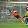 Der Ball passt: Gerd Gundacker (Nummer sechs) vom FC Pfaffenhofen-Untere Zusam lässt Haunsheims Keeper Matthias Möhnle keine Abwehrchance – 2:0 für die Gäste. 