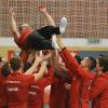 Nach dem gewonnenen Wettkampf gegen Heidelberg ließen die Turner des TSV Monheim ihren scheidenden Teamkapitän zum Abschied hochleben. 