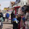 Auf dem Georgimarkt in Dillingen war am Sonntag einiges los. Zahlreiche Besucherinnen und Besucher stöberten durch die Stände, genossen die Sonne am Nachmittag oder die Fahrgeschäfte.