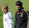 Bei der WM 2010 in Südafrika herrschte noch Eintracht zwischen Stefan Kießling (links) und Bundestrainer Joachim Löw. Jetzt für Kießling die Nationalmannschaft gegessen.