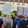 Bei der Grünen-Wahlkampfveranstaltung auf dem Petrusplatz in Neu-Ulm kam es zu einem Steinwurf. Gegen den Täter wurde nun Anklage erhoben.