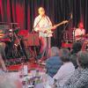 Die Dire-Straits-Coverband „Brothers in Arms“ spielte im Mindelaltheimer Dorfzentrum.