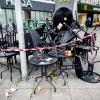 Tische und Stühle stehen vor einem geschlossenen Restaurant.