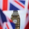 Britische Fahnen vor dem berühmten Uhrturm Big Ben in London. Bald scheidet Großbritannien aus der EU aus (Symbolbild).