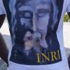 Das erste T-Shirt der INRI-Kollektion hat auf der Rückseite ein Bild des Turiner Grabtuchs abgebildet.