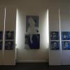 50 Künstlerinnen und Künstler reichten mehr als 100 Werke zur Ausstellung „Blau II“ im Blauen Haus ein. Die blauen Linolschnitte „My Crazy Girls“ von Babara Manns umrahmen Josef Thalhofers „Stille der Musik“(Bild unten). 	