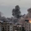 Rauch steigt nach einem israelischen Luftangriff über Gaza auf.