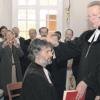 Mit der Handauflegung durch Dekan Gerhard Wolfermann wurde der neue Aufhausener Pfarrer Martin Rehner in sein Amt eingeführt.  