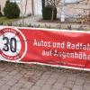 An der Uttinger Straße in Schondorf sind Banner der Bürgerinitiative „Freiwillig 30 km/h“ beschmiert worden.