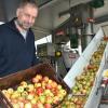 Thomas Löw, Mitbetreiber der Saftpresse Ebermergen, ist dabei, die angelieferten Äpfeln – und Birnen – zu verarbeiten. 
