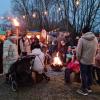 Beim Affinger Weihnachtsmarkt im Schlosshof ist großer Gemeinschaftsgeist zu beobachten.