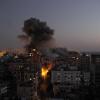 Nach Luftangriffen sind Explosionen in Gaza-Stadt zu sehen.