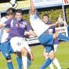 Kamen im Heimspiel gegen den Kissinger SC über ein 3:3-Unentschieden nicht hinaus: Spielertrainer Peter Krzyzanowski (links) und der VfR Neuburg.  