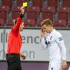 Schiedsrichter Robert Schröder  zeigt Robert Gumny die Gelbe Karte. Gegen Freiburg enttäuschte der Rechtsverteidiger des FC Augsburg. 