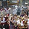 Eine klassische Prozession zu Fronleichnam - hier in Augsburg: Katholische Gläubige ziehen in einem Festzug durch die Stadt. Was ist die Bedeutung von Fronleichnam?