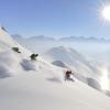 Schneevergnügen am Arlberg: Wer sich nicht alleine in den Tiefschnee wagen will, kann begleitete Touren buchen.