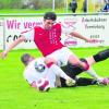 Nur nicht ausrutschen heißt es für den SV Ettenbeuren (in Rot Florian Schilling) beim Saisonauftakt gegen den SC Altenmünster. Foto: Karl Aumiller