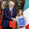Strahlende Gesichter: Die italienische Regierungschefin Giorgia Meloni und ihr albanischer Amtskollege Edi Rama mit der unterschriebenen Absichtserklärung zur Errichtung von zwei Aufnahmezentren für Migranten in Albanien.